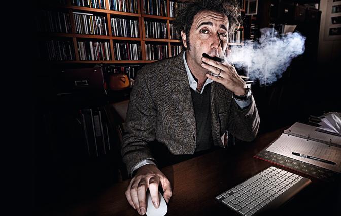 Paolo Sorrentino nella sua casa a Roma, non fa altro che scrivere, dice lui. Attualmente porta avanti due nuovi lavori di prossima uscita : Un libro di racconti ed il suo nuovo film.