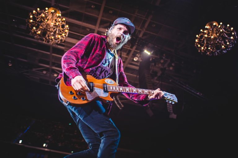 Jovanotti: All’asta per beneficenza i lampadari del Tour – Il Jova Pop Shop vince il premio “Live Communication”