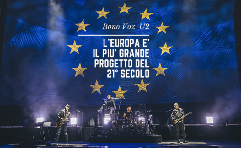 U2 suonano con la BANDIERA EUROPEA per omaggiare l’unità del vecchio continente