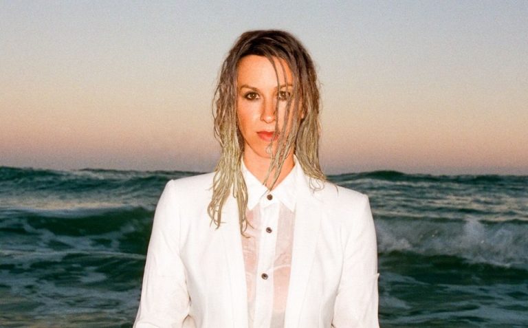 ALANIS MORISSETTE: il 31 luglio esce il nuovo album, “SUCH PRETTY FORKS IN THE ROAD”