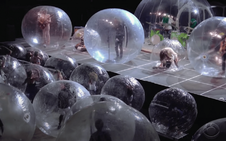 Musica al tempo del Coronavirus: i Flaming Lips suonano dentro le bolle – VIDEO