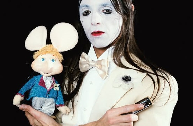 Lucio Corsi, un cantautore ventriloquo?