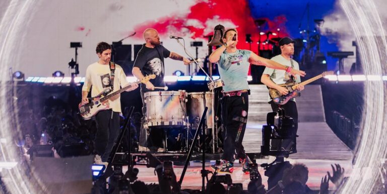 I COLDPLAY PUBBLICANO I LORO ALBUM IN FORMATO ECORECORD FATTI DALLE BOTTIGLIE DI PLASTICA