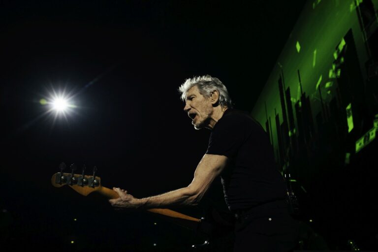 ROGER WATERS torna al cinema e nei negozi di dischi con “THIS IS NOT A DRILL: LIVE FROM PRAGUE – THE MOVIE”