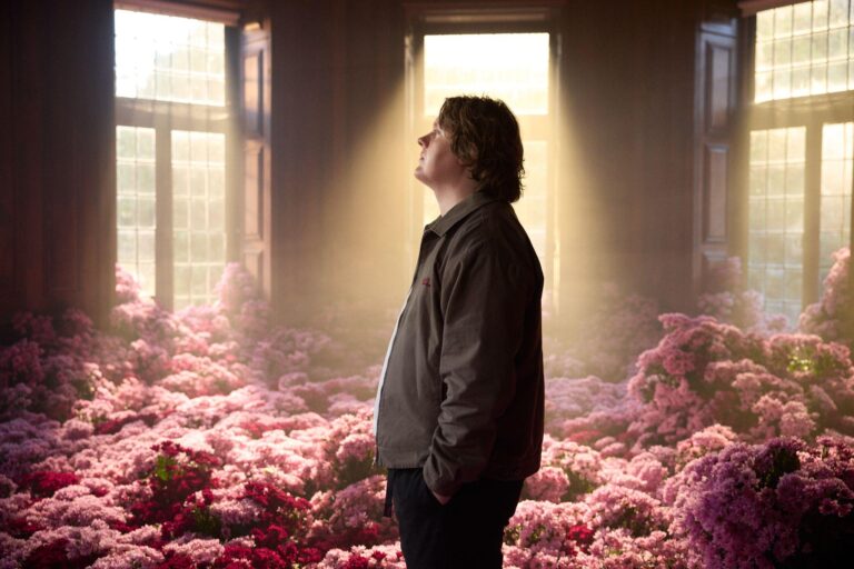 LEWIS CAPALDI ritorna con il nuovo singolo “SURVIVE”