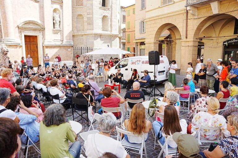 Emergency: Ambra Angiolini e la figlia conducono la serata Per Gaza, 6 settembre, Reggio Emilia
