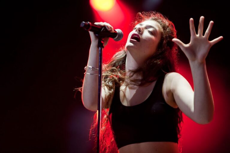 “ICE OUT”: Lorde dona 200 mila dollari a sostegno degli immigrati del Minnesota.