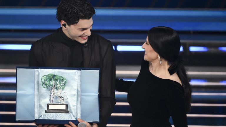 Alla terza serata il 76° Festival di Sanremo riesce a invertire la rotta degli ascolti e a smentire parte delle previsioni più pessimistiche, nonostante canzoni deboli al decollo e cantanti mediamente mediocri. Nicolò Filippucci è il vincitore della categoria Nuove Proposte, mentre tra i Big avanza Sal Da Vinci. 