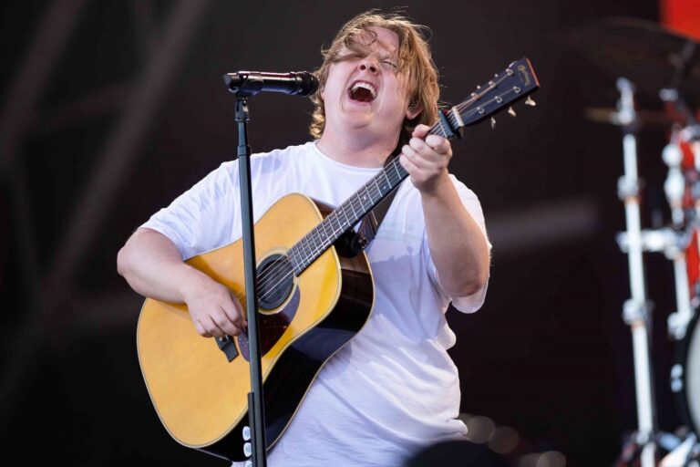 LEWIS CAPALDI pubblica il singolo “STAY LOVE”
