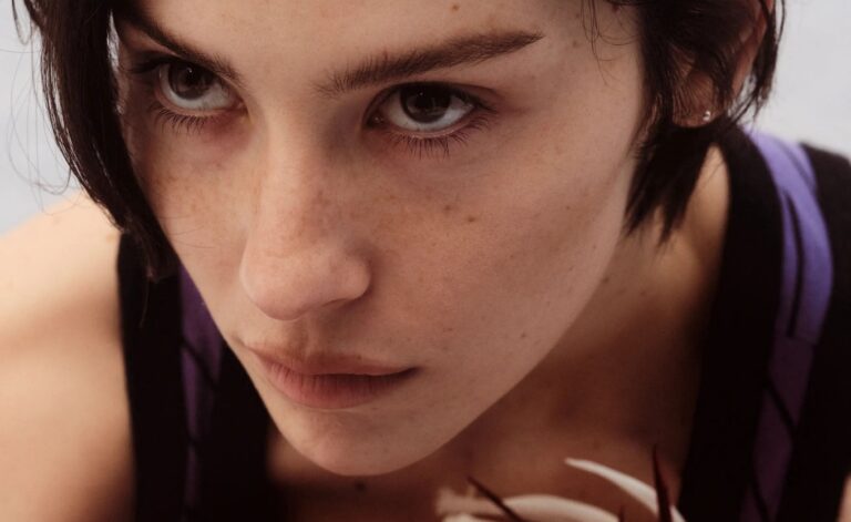 GRACIE ABRAMS: nuovo singolo e video “HIT THE WALL”, tratto dal nuovo album “DAUGHTER FROM HELL”