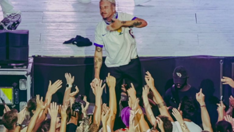 Macklemore escluso dal tour di Ed Sheeran: il prezzo di una presa di posizione